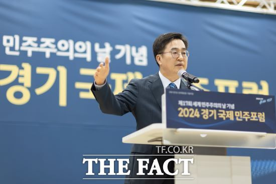 김동연 경기도지사가 현재를 경제와 민주주의가 모두 위기에 빠진 상황이라고 정의하며 해법으로 ‘사람중심경제(휴머노믹스)’를 제시했다./경기