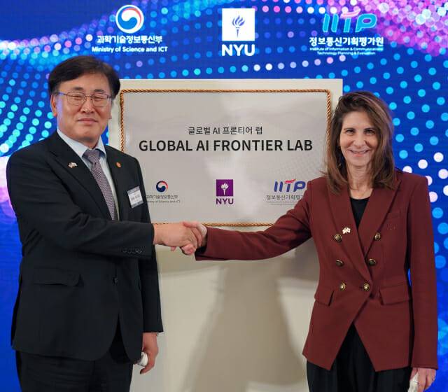 유상임 과기정통부 장관이 린다 밀스 뉴욕대 총장과 개소를 축하하며 악수를 하고 있다.