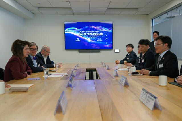 유상임 장관과 린다 밀스 뉴욕대 총장 등이 행사 직전 간담을 하고 있다. 밀스 총장 왼쪽 옆이 얀 르쿤 교수.