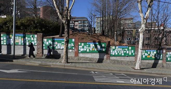 서울 동작구 흑석동 한 대학교 앞에 원룸, 하숙방 안내 전단지가 빼곡히 붙어 있다. /문호남 기자 munonam@