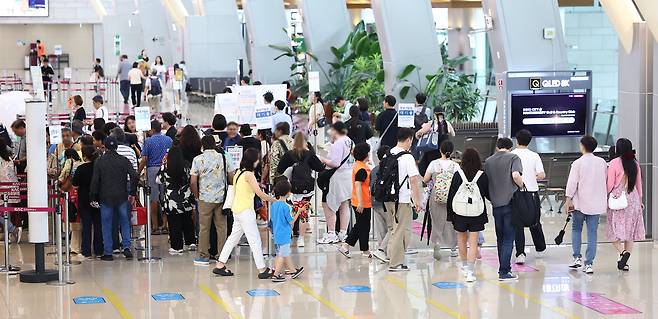 추석 연휴를 앞둔 이달 12일 오전 서울 김포국제공항 국내선 청사가 여행객들로 붐비고 있다./연합뉴스