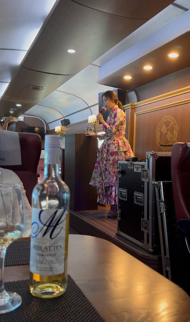 지난 24일 오전 서울역에서 영동역으로 가는 영동 국악와인열차 3호칸에서 박혜정 국악인이 진도아리랑을 열창하고 있다. /박지윤 기자