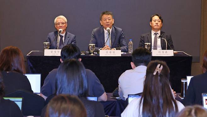 19일 오전 서울 중구 롯데호텔에서 열린 MBK파트너스 고려아연 공개매수 관련 기자간담회에서 김광일 MBK 파트너스 부회장(가운데)이 취재진의 질문에 답하고 있다. 왼쪽부터 강성두 영풍 사장, 김광일 MBK 파트너스 부회장, 이성훈 베이커매킨지코리아 변호사./뉴스1