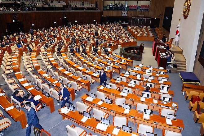 추경호 국민의힘 원내대표가 26일 오후 서울 여의도 국회에서 열린 본회의에서 우원식 의장과 대화를 마친 뒤 퇴장하고 있다. 이날 여당 추천 몫인 한석훈 국가인권위원 선출안이 부결되자 국민의힘이 항의, 회의가 정회됐다. /뉴스1