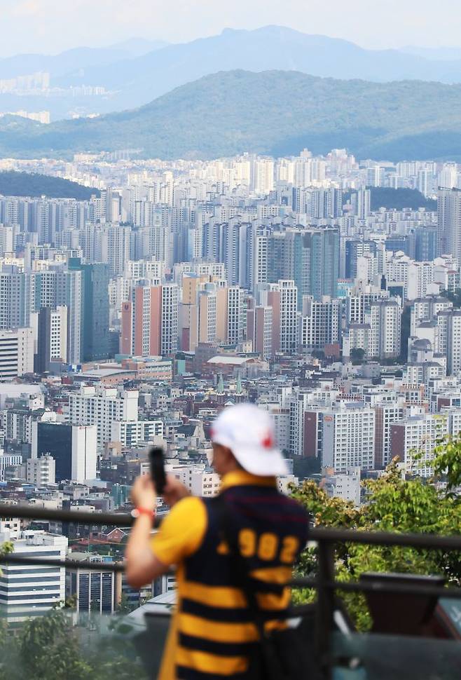 25일 서울 남산에서 시민이 시내 아파트 단지를 내려다 보고 있다.ⓒ연합뉴스