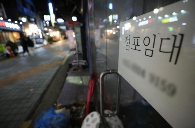 서울 서대문구 이화여자여대학교 인근 가게에 점포 임대 안내문이 붙어 있다. ⓒ뉴시스