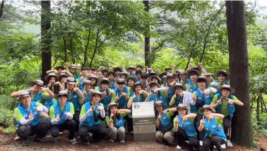 포스코 비욘드봉사단이 '비욘드 숲' 조성 봉사활동을 마치고 단체 사진 촬영을 하고 있다. ⓒ포스코