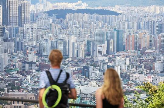 서울 남산에서 바라본 시내 아파트 단지 모습.<연합뉴스>