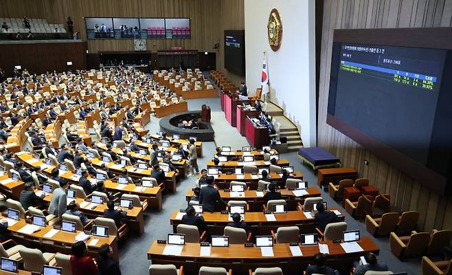 26일 오후 서울 여의도 국회에서 열린 제418회국회(정기회) 제9차 본회의에서 이숙진 국가인권위원회 위원 선출안이 재적 300인, 가 281표, 부 14표, 기권 3표로 가결, 한석훈 국가인권위원회 위원 선출안이 재적 300인, 가 119표, 부 173표, 기권 6표로 부결되고 있다. 뉴시스