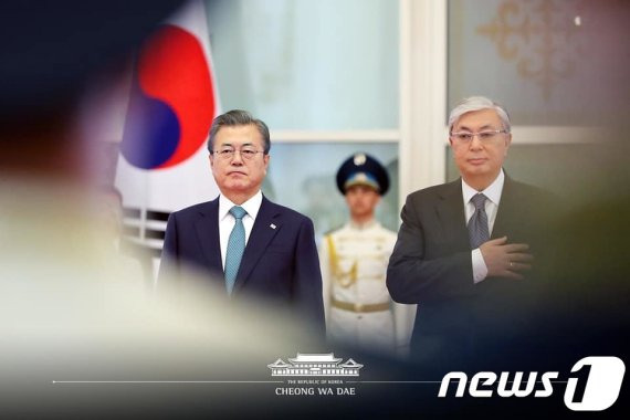 카자흐스탄을 국빈방문 중인 문재인 대통령이 지난 2019년 4월 22일 오전(현지시각) 대통령궁에서 카심조마르트 토카예프 대통령과 함께 공식환영식을 하고 있다. (청와대 페이스북) /사진=뉴스1