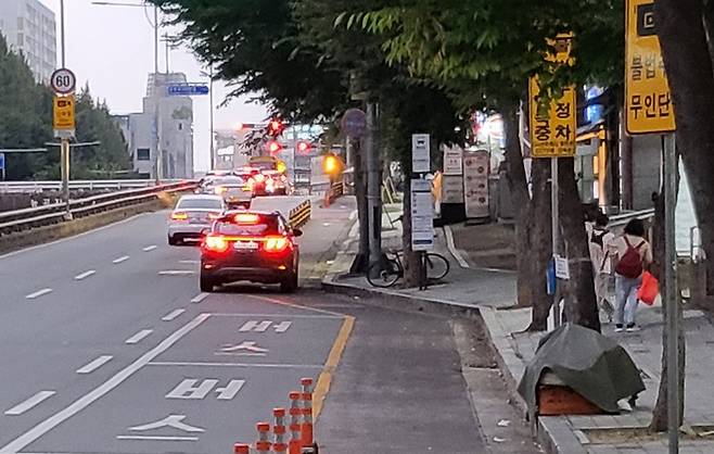 버스정류장 표지판과 버스 정류장 표시가 되어 있는데도 정차한 차량의 모습.