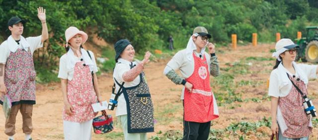 예능프로그램 '언니네 산지 직송'에서 배우 박정민(왼쪽 첫 번째), 염정아, 박준면, 덱스, 안은진이 전북 고창의 밭에서 고구마를 캐고 있다. tvN 제공