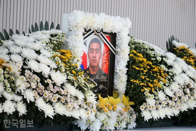 지난해 7월 20일 경북 포항 해병대 1사단 김대식관에 실종자 수색 중 순직한 해병대 고 채수근 상병의 빈소가 차려졌다. 사진은 이날 유족의 동의로 공개된 채 상병의 영정사진. 포항=김정혜 기자