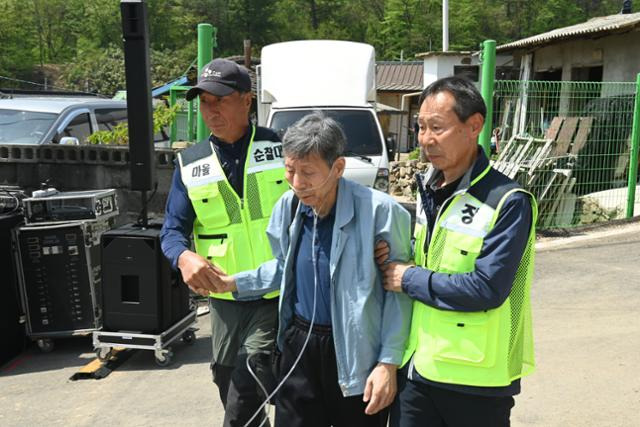 지난 4월 마을순찰대원들이 문경시 한 마을에서 극한호우를 가정한 주민대피훈련을 하고 있다. 경북도 제공