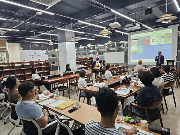 전남교육청이 여수진로진학상담센터에서 ‘3기 학부모 진로진학 아카데미’를 진행하고 있다. [사진=전남교육청]