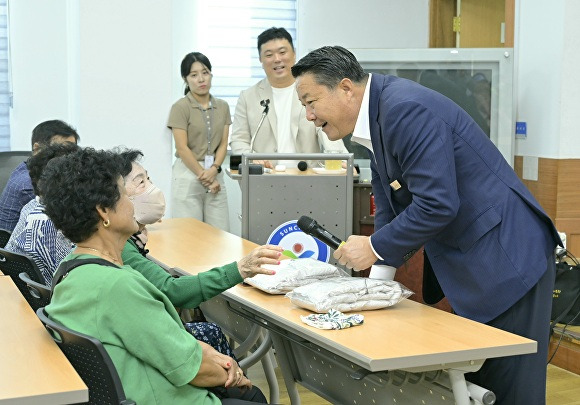 최영일 순창군수가 노인일자리 사업 참여자들과 대화를 나누고 있다. [사진=순창군 ]