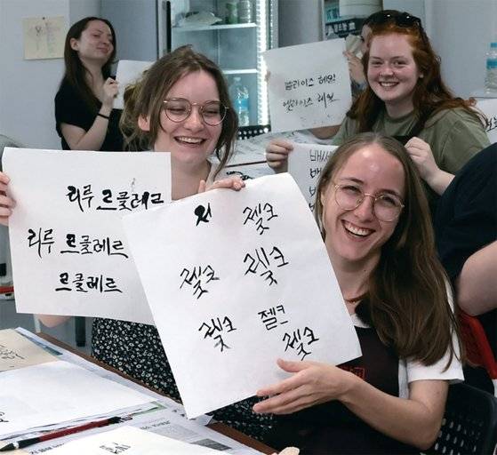 부산대학교가 주최하는 외국인 대학생 서머스쿨이 지난 7월 4일 부산대 정문 앞 꽃별체험학교에서 열렸다. 부산대는 외국인 유학생이 지역사회와 근로 현장에 자연스레 스며들 수 있도록 1학년 때부터 한국어 교육을 받도록 할 방침이다.