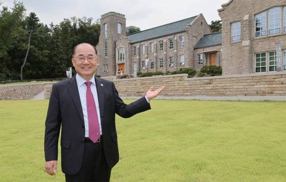 최재원 부산대학교 총장이 9월 2일 부산 금정구 부산대학교 캠퍼스 박물관 새벽뜰에서 사진 촬영에 임하고 있다. 최 총장은 “부산대는 국가거점국립대학으로서 차별화된 롤 모델을 제시해 세계 속에서 명품 대학으로 우뚝 서겠다”고 강조했다.