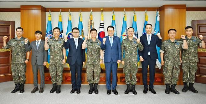 조세형 우리은행 그룹장(왼쪽 네 번째부터), 이영수 공군참모총장, 장광익 우리금융지주 부사장, 손석락 공군참모차장 등이 지난 6월 충남 계룡대에서 열린 ‘우리 히어로’ 지원금 전달식에서 파이팅을 외치고 있다.  우리금융 제공