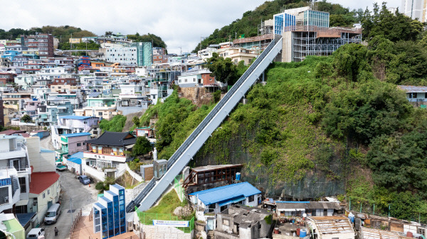 24일 부산진구 첫 산복도로 이동시설인 호천마을 경사형 승강기가 운행되고 있다. / 전민철 기자 jmc@