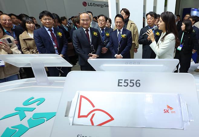 SK On CEO Lee Seok-hee, center, tours the company's booth at InterBattery 2024 in southern Seoul in March. [YONHAP]