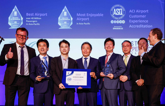 From left, Amadeus Executive Vice President of Airport and Airline Operations Rudy Daniello, Transport Ministry Seoul Regional Office of Aviation Chief Administrator Kwon Hyuck-jin, IIA Trade Union Head Chang Ki-ho, Incheon Airport Corporation (IIAC) President Lee Hag-jae, IIAC's Chang Sung-hwan, Justice Ministry Incheon Airport Foreign Immigration Service Chief Administrator Kim Jong-min, Korean Air Incheon Airport Regional Manager Noh Sung-jae and ACI World Director-General Justin Erbacci pose for a photo at the sixth Customer Experience Global Summit in Atlanta on Wednesday.