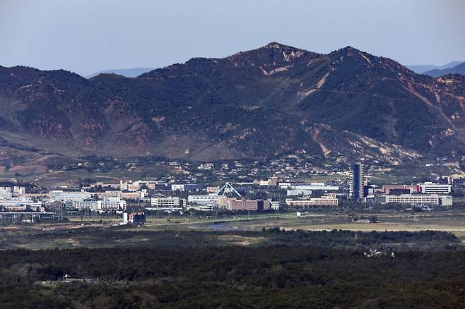 지난 23일 경기도 파주시 접경지역에서 바라본 서부전선 비무장지대(DMZ)와 개성공단 일대가 적막하다. 사진=연합뉴스  