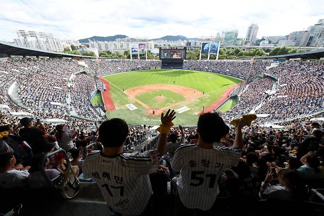 22일 서울 잠실야구장에서 열린 2024 KBO 프로야구 두산 베어스와 LG 트윈스의 경기를 찾은 관중들이 경기를 지켜보고 있다. 연합뉴스