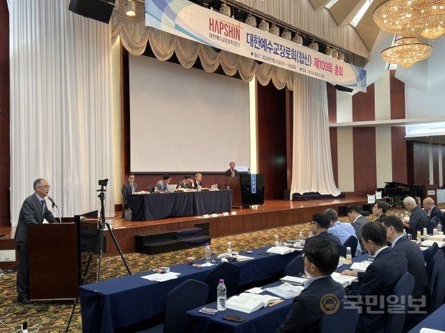 유영권(왼쪽) 예장합신 이대위원장이 이날 총회에서 몰몬교 연구 결과를 보고하고 있다. 정선=임보혁 기자