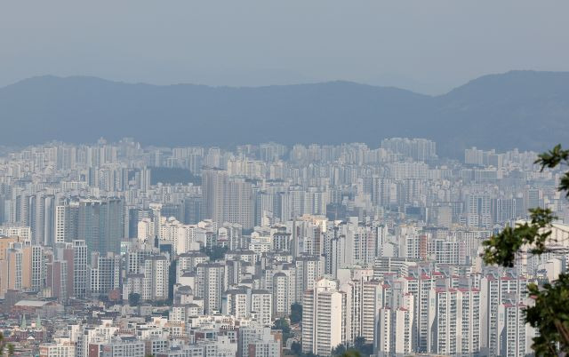 19일 오후 서울 남산에서 바라본 아파트 단지. 연합뉴스