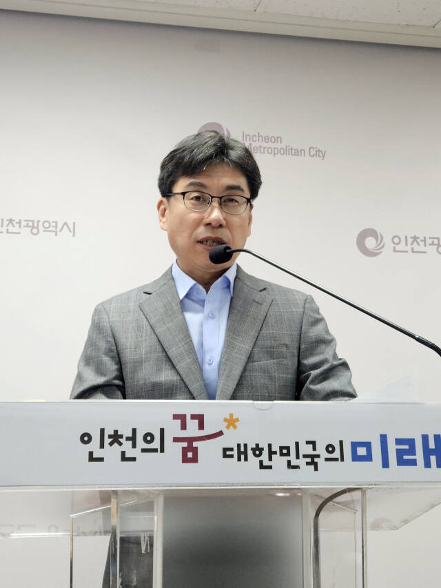 이철우 인천시 감사관이 25일 인천시청 브리핑룸에서 기자설명회를 열고 지난 4월1일~6월30일까지 벌인 ‘주민참여예산 관련 보조금 등 집행 실태에 대한 특정감사’ 결과를 설명하고 있다. 박귀빈기자