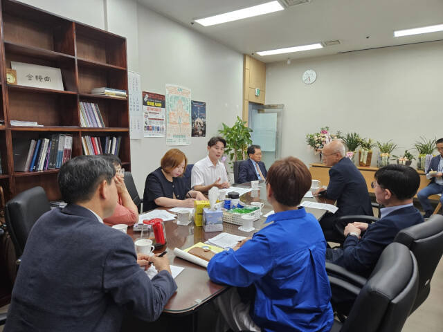 황대호 경기도의회 문화체육관광위원장과 조미자 부위원장, 전자영 도의원이 지난 12일 경기뮤지엄파크를 방문해 박물관 시설 개선 방향에 대해 심도 깊은 논의를 진행했다. 경기문화재단 제공