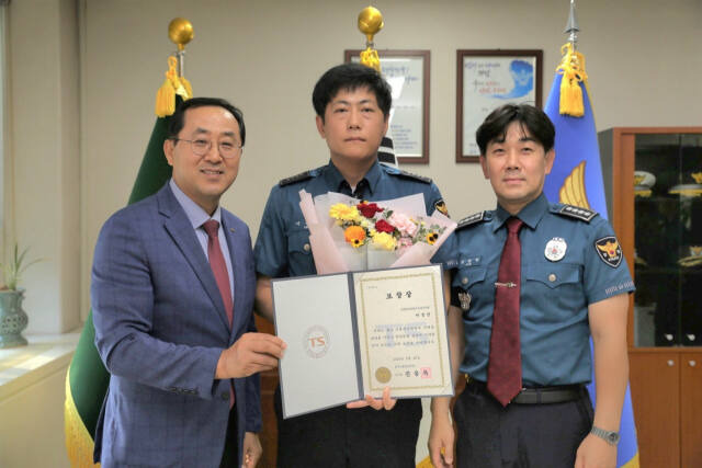 한국교통안전공단 경기남부본부 조정권 본부장(왼쪽)과 비산지구대 이성민 경사(가운데), 안양동안경찰서 장현덕 서장(오른쪽)이 기념사진을 찍고 있다. 공단 제공