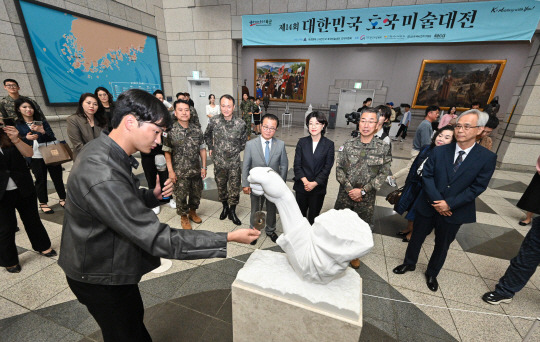 ‘제14회 대한민국 호국미술대전’ 대상을 차지한 김형우 작가가 25일 서울 용산구 전쟁기념관에서 열린 개막식에서  본인의 작품 ‘승리’를 설명하고 있다. 육군 제공