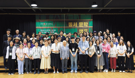 지난달 경기도 파주 출판단지에서 열린 ‘동서 문학 캠프’ 참가자들이 기념촬영을 하고 있는 모습 [동서식품 제공]