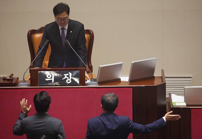 추경호 국민의힘 원내대표(오른쪽)와 박찬대 더불어민주당 원내대표가 26일 국회에서 열린 본회의에서 한석훈 국가인권위원회 위원 선출안이 부결된 것에 대해 이야기하고 있다. [연합]