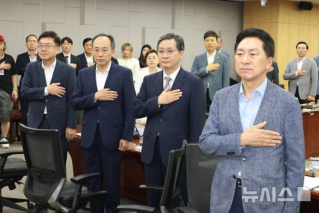 [서울=뉴시스] 고승민 기자 = 국민의힘 추경호 원내대표와 김기현 의원 등 참석자들과 윤영빈 우주항공청장이 22일 서울 여의도 국회 의원회관에서 열린 대한민국 미래혁신포럼에서 국민의례를 하고 있다. 2024.08.22. kkssmm99@newsis.com