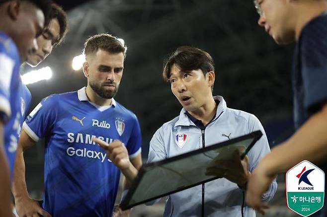 [서울=뉴시스] 프로축구 K리그2 수원 삼성의 변성환 감독(오른쪽), 피터. (사진=한국프로축구연맹 제공) *재판매 및 DB 금지