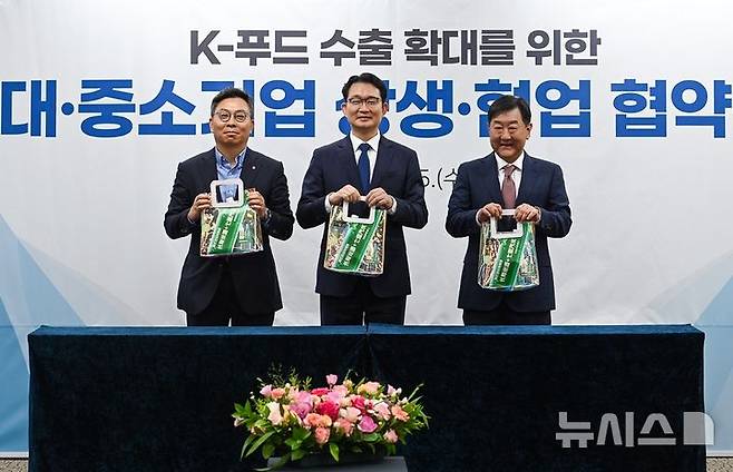 [세종=뉴시스]대기업-중소기업 상생 협업 협약식 기념사진, 사진은 김종구 농림축산식품부 농업혁신정책실장(가운데), 이양수 롯데칠성음료 글로벌본부장(왼쪽), 배윤상 서울장수 대표이사(오른쪽)의 모습.(사진=aT 제공)