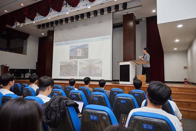 [인천=뉴시스] 인하대학교 취·창업 특강에서 대한항공 인사담당자가 올해 '항공산업의 취업동향과 전략'을 주제로 강의하고 있다. (사진=인하대 제공) 2024.09.26. photo@newsis.com *재판매 및 DB 금지