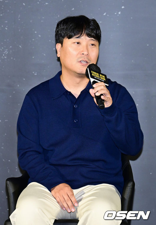 [OSEN=김성락 기자] 26일 오후 서울 용산구 한강대로 CGV 용산아이파크몰에서 영화 ‘더러운 돈에 손대지 마라’ 제작보고회가 열렸다. 영화 ‘더러운 돈에 손대지 마라’는 두 형사가 인생 역전을 위해 완전 범죄를 꿈꾸며 '더러운 돈'에 손을 댄 후 계획에 없던 사고에 휘말리며 벌어지는 이야기를 그린 영화다. 김민수 감독이 인사말을 전하고 있다. 2024.09.26 / ksl0919@osen.co.kr