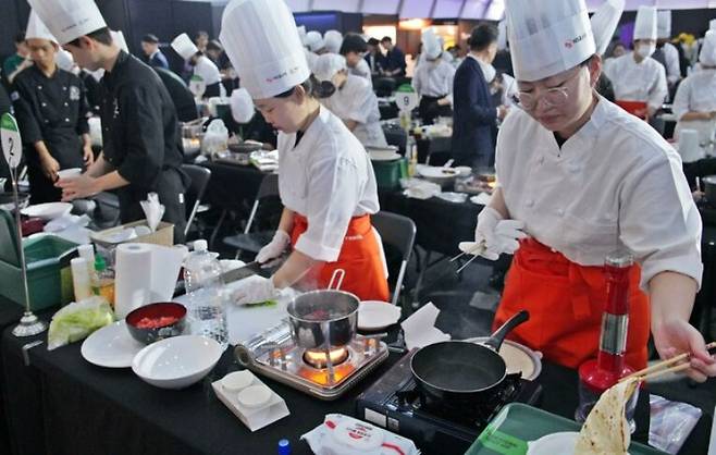 26일 전북 익산시 만성면 제4산업단지 내 하림 퍼스트키친에서 개막한 ’NS 푸드페스타’ 요리경연 모습. NS홈쇼핑 제공