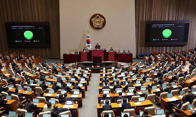 26일 국회에서 열린 본회의에서 '딥페이크 성폭력 방지법'(성폭력범죄처벌특례법)이 통과되고 있다. 연합뉴스