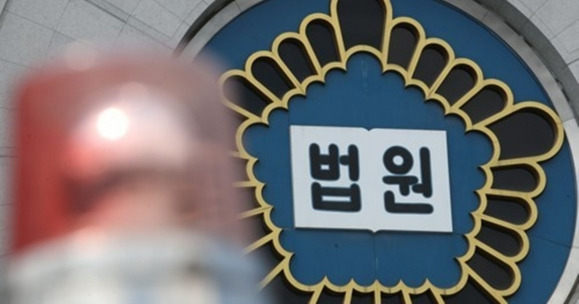 ‘금융권 부실 대출’ 수사 사건 무마 명목으로 거액을 챙긴 혐의를 받은 광주지역 현직 변호사가 26일 구속됐다.