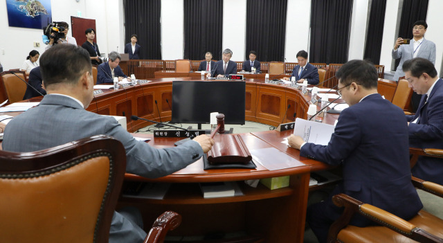 신성범 국회 정보위원장이 26일 오전 서울 여의도 국회에서 정보위원회 전체회의를 개의하고 있다. 연합뉴스