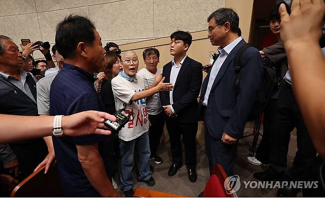 지난달 27일 오전 충남 청양군 송방리 청양문화예술회관에서 지천댐 반대 대책위원회가 댐 후보지 주민설명회를 열려는 환경부 관계자와 대치하고 있다. [연합뉴스 자료사진]