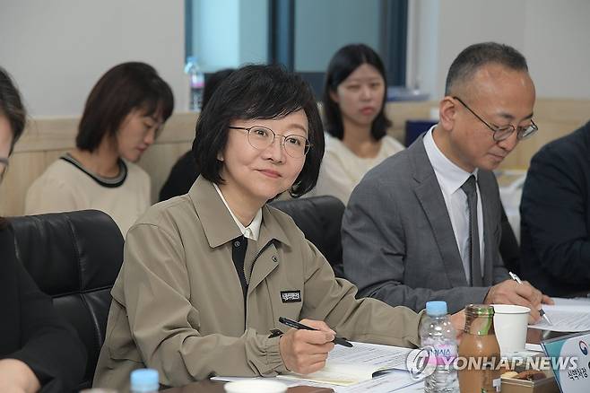 오유경 식약처장, 국가필수의약품 국산화 촉진을 위한 지원방안 논의 (서울=연합뉴스) 오유경 식품의약품안전처장이 26일 경기 화성시 엠에프씨에서 '국가필수의약품 안정공급관리 연구사업'에 참여하는 업체와 함께 간담회를 개최, 기술개발 현황을 점검하고 있다. 2024.9.26 [식약처 제공. 재판매 및 DB 금지] photo@yna.co.kr