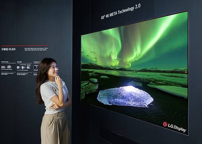 '메타 테크놀로지 2.0'이 적용된 LGD의 83인치 초대형 OLED TV 패널 [LG디스플레이 제공. 재판매 및 DB 금지] photo@yna.co.kr