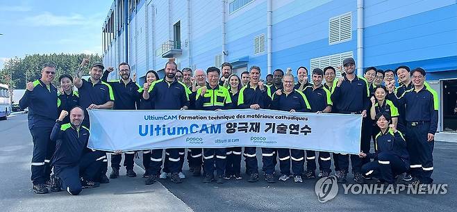 포스코퓨처엠, 캐나다 공장 핵심인력 한국서 교육 실시 (서울=연합뉴스) 손동기 포항양극소재실장(앞줄 왼쪽 여섯 번째)이 4일 경북 포항시 포스코퓨처엠 포항 양극재공장에서 교육 수료를 마친 캐나다 양극재 합작 법인인 '얼티엄캠' 직원들과 기념 촬영하고 있다. 2024.7.4 [포스코퓨처엠 제공. 재판매 및 DB 금지] photo@yna.co.kr