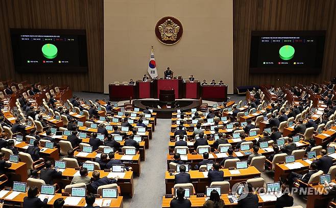 '딥페이크 성폭력 방지법' 본회의 통과 (서울=연합뉴스) 김주성 기자 = 26일 국회에서 열린 본회의에서 '딥페이크 성폭력 방지법'(성폭력범죄처벌특례법)이 통과되고 있다. 2024.9.26 utzza@yna.co.kr